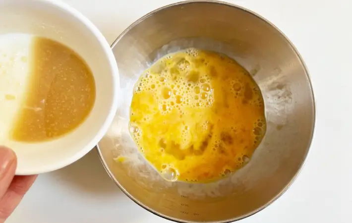 卵に味噌などの調味液を加えている画像（撮影：エニママ）