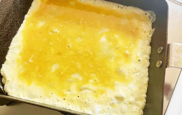 卵を焼いている画像（撮影：エニママ）