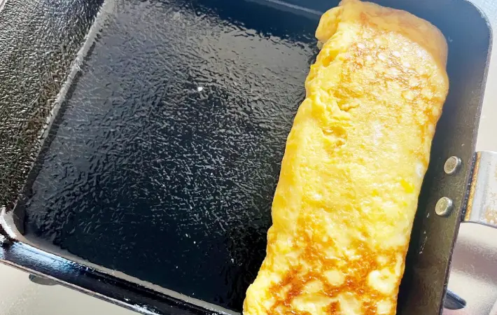 玉子焼きを整えている画像（撮影：エニママ）
