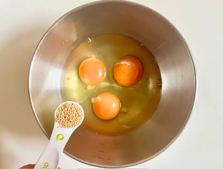 卵液にコンソメを加える（撮影：エニマ）