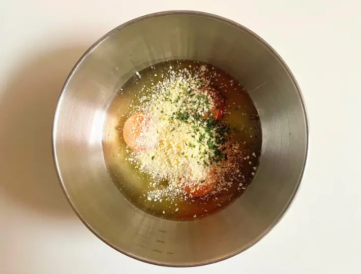 卵に粉液チーズ、乾燥パセリを加える（撮影：エニママ）