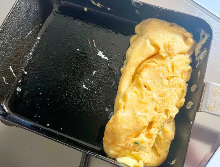 玉子焼き器で巻いていく（撮影：エニママ）
