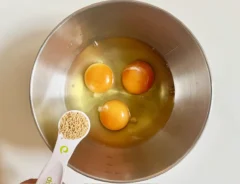 卵にコンソメを加えた場面(撮影:エニママ)