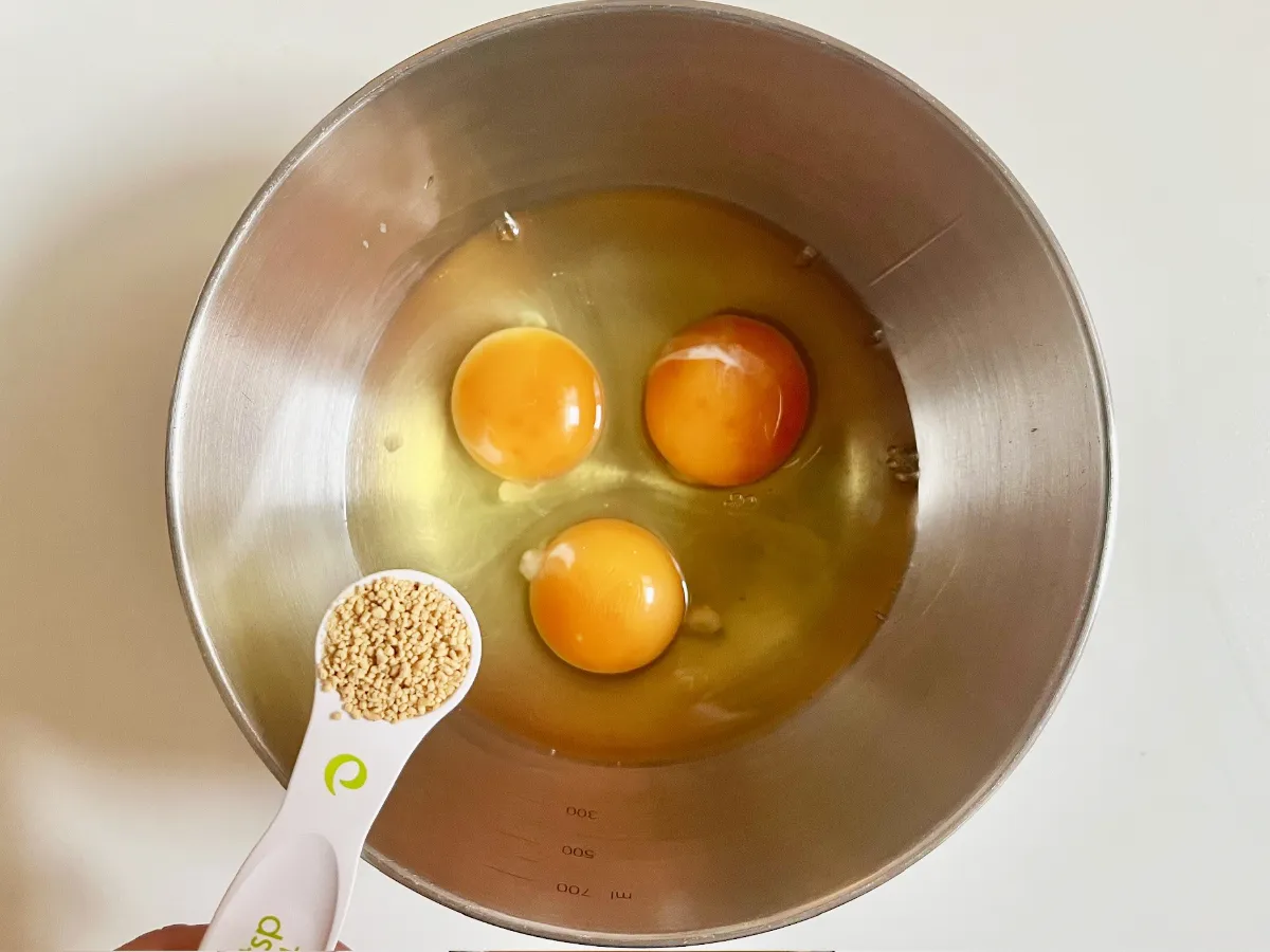 卵にコンソメを加えた場面（撮影：エニママ）