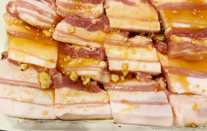 豚バラに調味料を絡めた画像（撮影：エニママ）