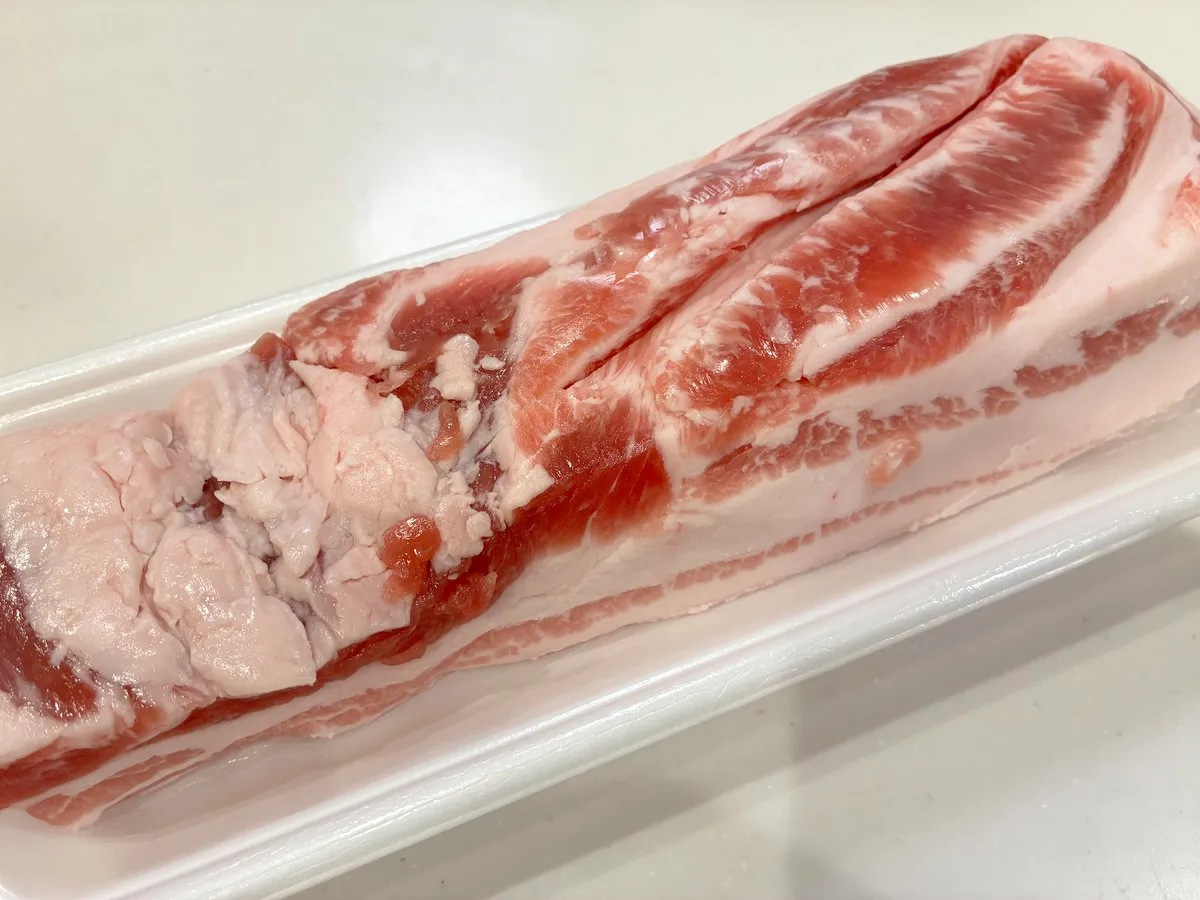 肉を置いた場面(撮影:エニママ)