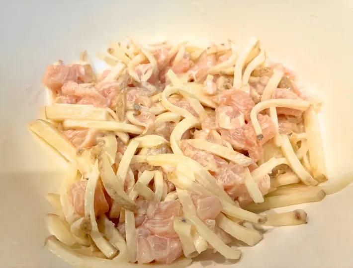 鶏むね肉・片栗粉・マヨネーズを加えて混ぜ合わた画像（撮影：エニママ）