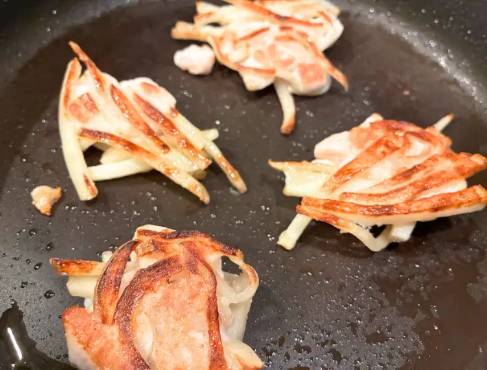 フライパンで焼いている画像（撮影：エニママ）