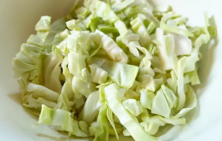 1cm幅に切ったキャベツの画像（撮影：エニママ）