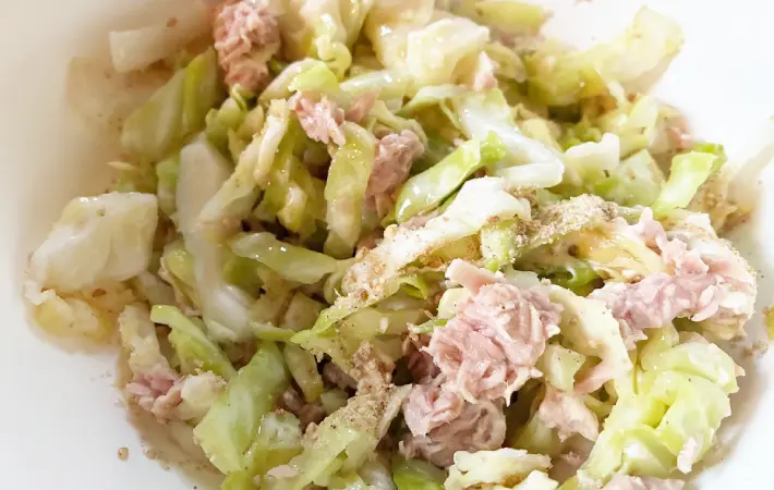 キャベツとツナ、ゴマ、マヨネーズをあえている画像（撮影：エニママ）