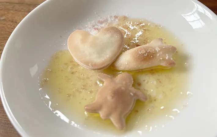 オリーブオイルに岩塩を混ぜて完成品を絡めた画像（撮影：エニママ）