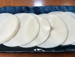 餃子の皮を皿の上に置いた場面（撮影：エニママ）