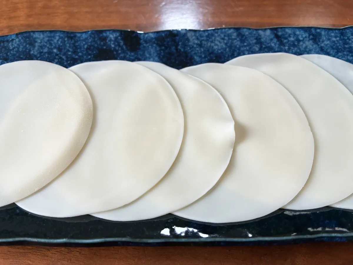 餃子の皮を皿の上に置いた場面(撮影:エニママ)