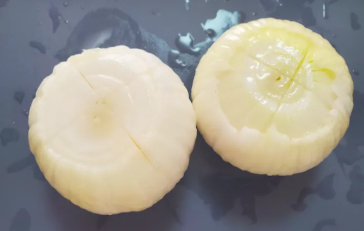 切り込みを入れた玉ねぎ（撮影：エニママ）