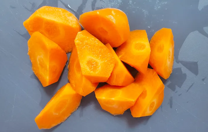 乱切りにしたにんじん（撮影：エニママ）