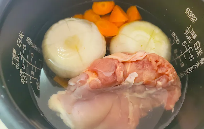 水とコンソメを加えた画像（撮影：エニママ）