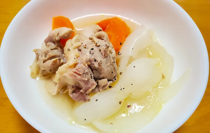 スープをお皿に盛りつけた画像（撮影：エニママ）