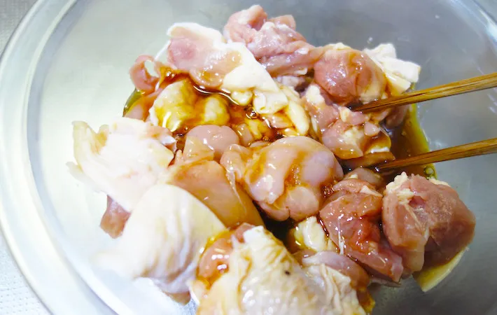 鶏肉とタレを混ぜ合わせている画像（撮影：エニママ）