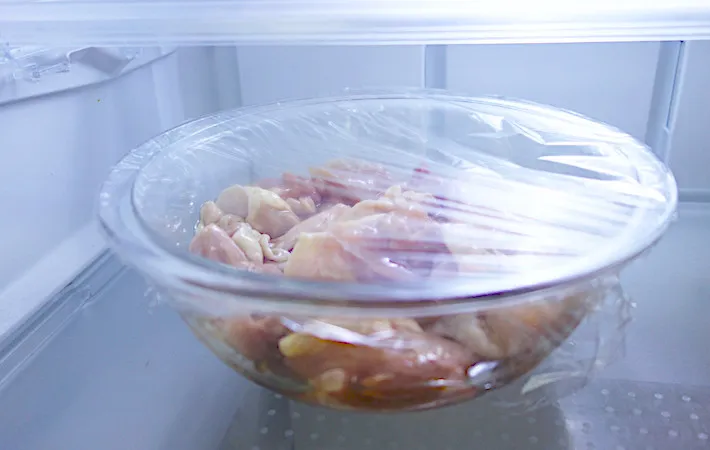 冷蔵庫で鶏肉を漬け込んでいる画像（撮影：エニママ）