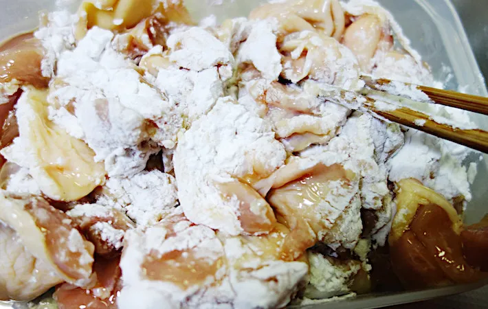 鶏肉に片栗粉をまぶす画像（撮影：エニママ）