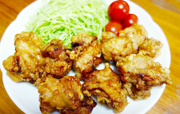 器に盛りつけた唐揚げの画像（撮影：エニママ）