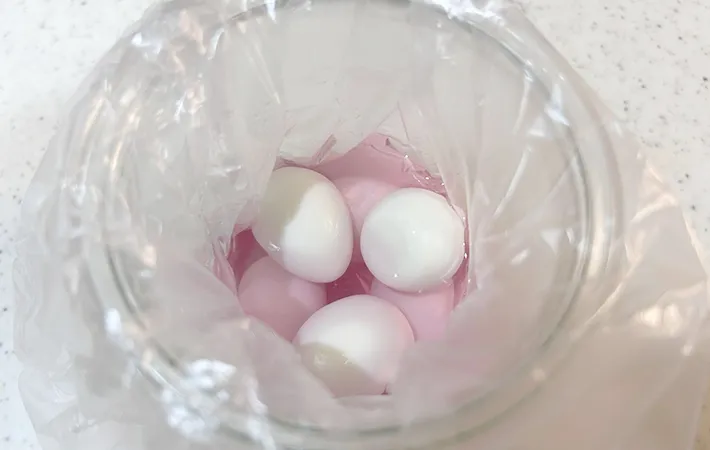漬け液をうずらの卵に注いだ画像（撮影：エニママ）