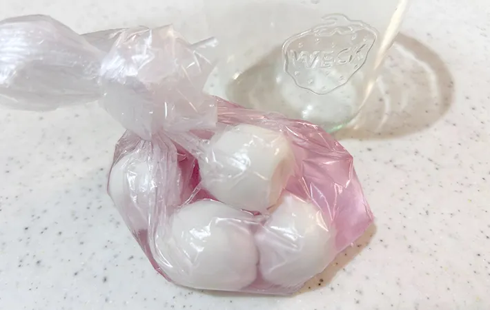 うずらの卵を漬け込んでいる画像（撮影：エニママ）