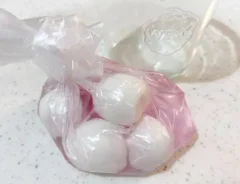 うずらの卵を漬け込んでいる画像(撮影:エニママ)