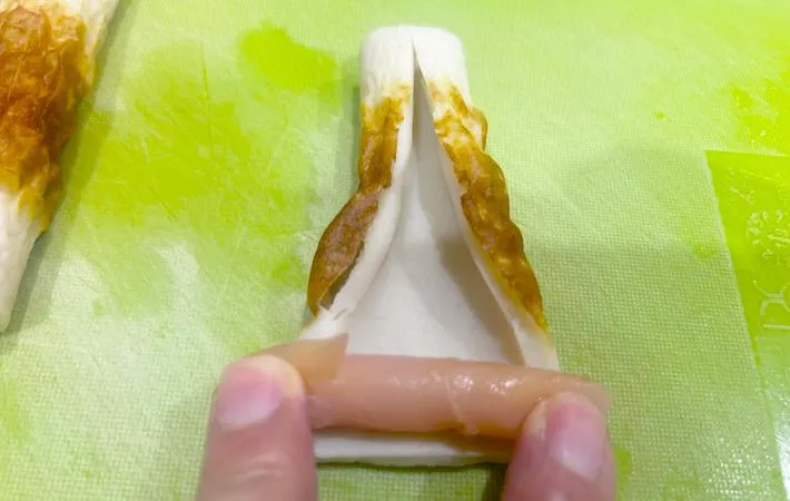 ちくわに新生姜を巻く画像（撮影：エニママ）