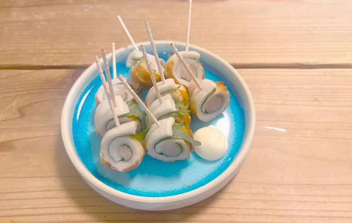 お皿に盛りつけたちくわの画像（撮影：エニママ）
