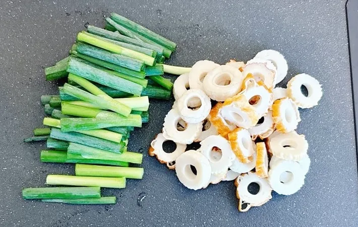 『ネギとちくわのチーズチヂミ』を作る写真（撮影：キジカク）