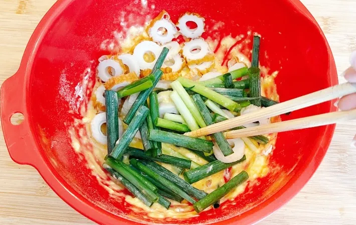 『ネギとちくわのチーズチヂミ』を作る写真（撮影：キジカク）