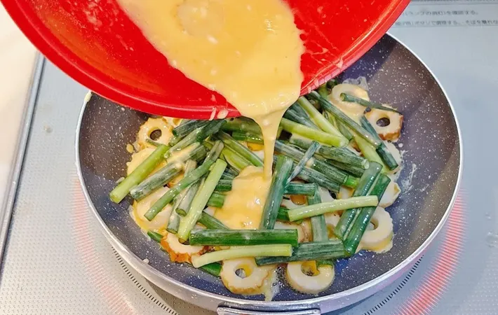 『ネギとちくわのチーズチヂミ』を作る写真（撮影：キジカク）