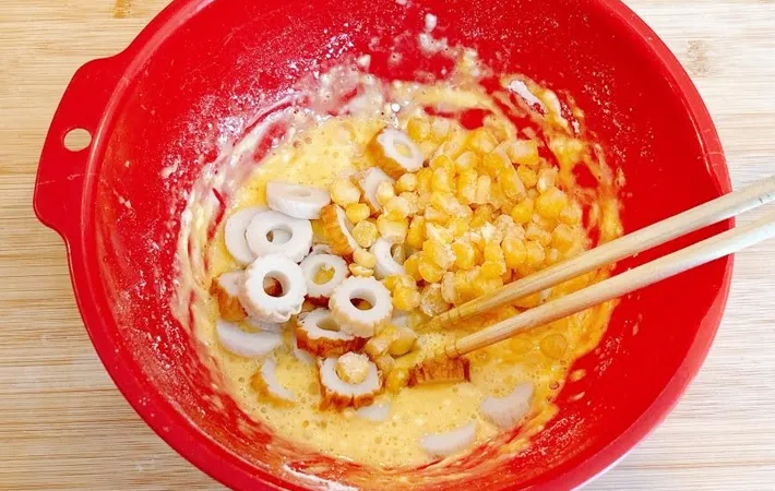 『コーンとちくわのチーズチヂミ』を作る写真（撮影：キジカク）