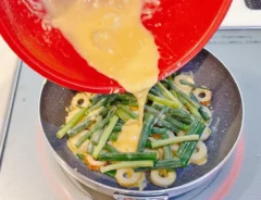 『ネギとちくわのチーズチヂミ』を作る写真（撮影：キジカク）