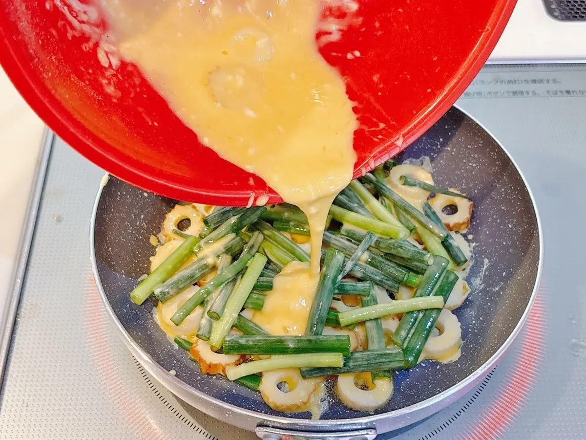 『ネギとちくわのチーズチヂミ』を作る写真（撮影：キジカク）