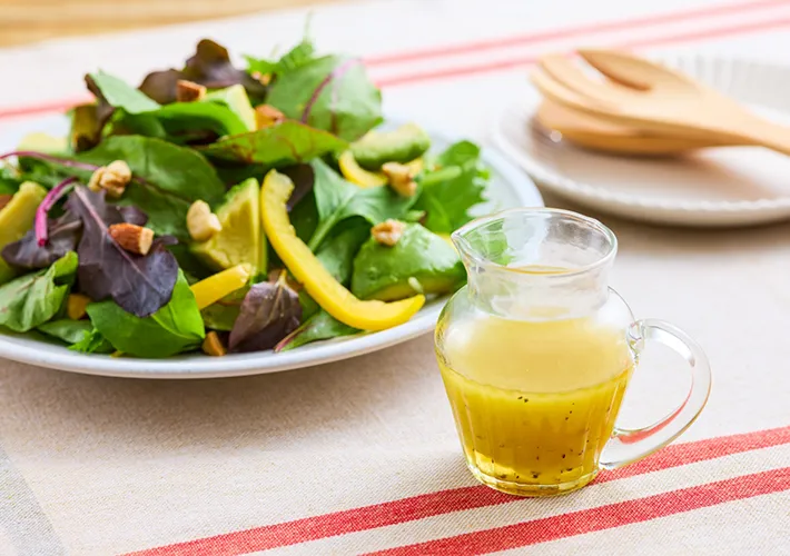 『「無ろ過純リンゴ酢」ドレッシングで食べるサラダ』