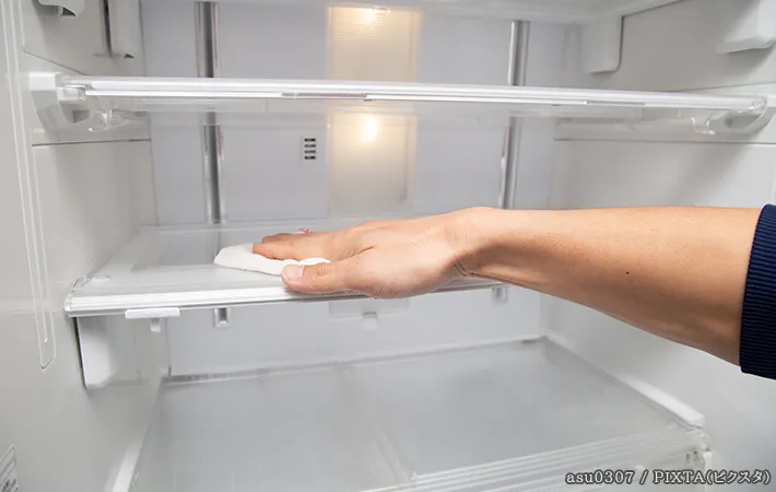 冷蔵庫を掃除する写真