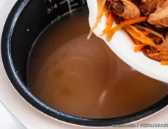 具材を炊飯器に入れる写真