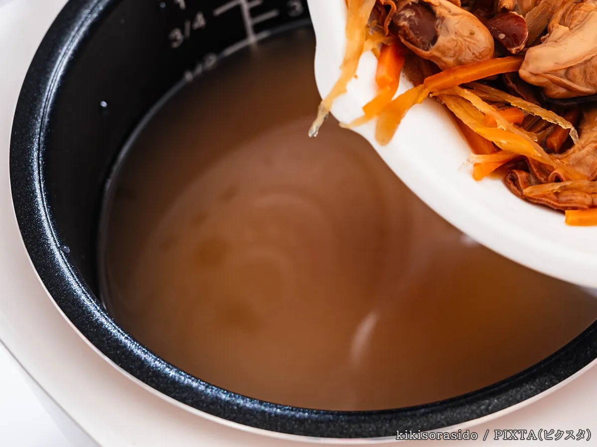 具材を炊飯器に入れる写真