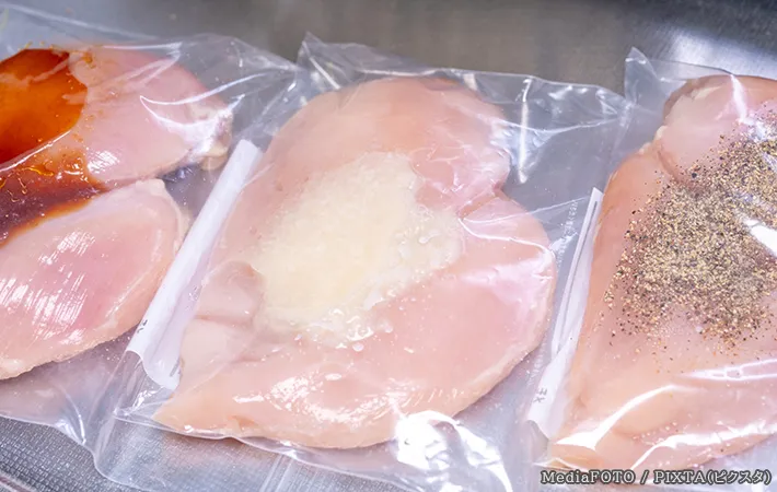 鶏肉に味をつけている写真