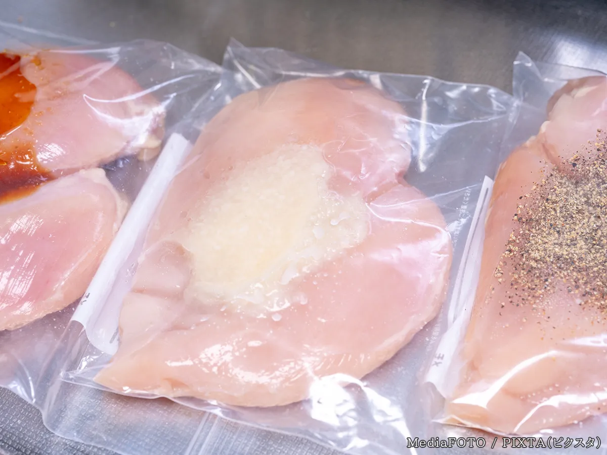 鶏肉に味をつけている写真