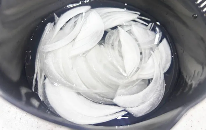 新玉ねぎを水にさらしている画像（撮影：エニママ）
