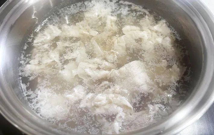 豚肉を茹でている画像（撮影：エニママ）