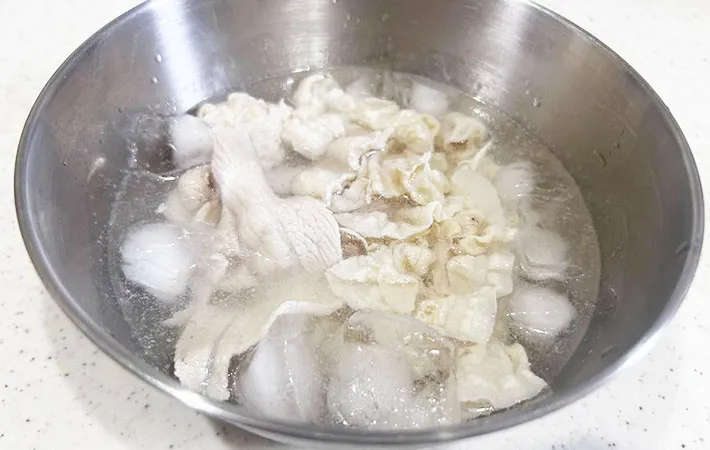 氷水にさらしている画像（撮影：エニママ）