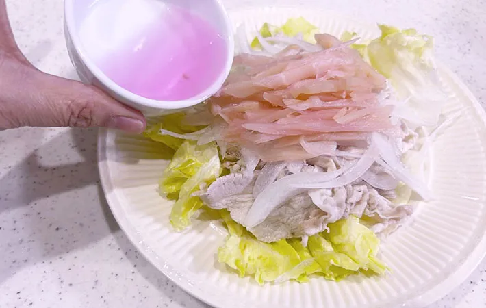 つけ液をかけている画像（撮影：エニママ）