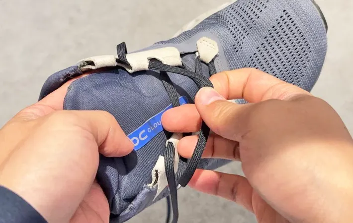 『スニーカーの靴紐を外している』写真（撮影：キジカク）