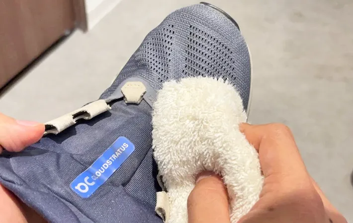 『スニーカーをタオルで拭く』写真（撮影：キジカク）