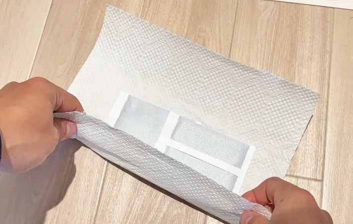 『カイロをキッチンペーパーでくるむ』写真（撮影：キジカク）