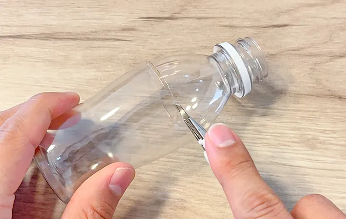 『R-1』の容器をカッターでカットをする写真（撮影：キジカク）